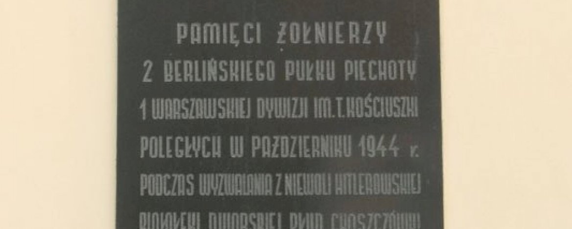 11. Pamiątkowe tablice na gmachu Urzędu Gminy Jabłonna przy ul. Modlińskiej 152