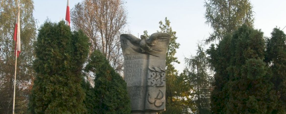 13. Pomnik poległych żołnierzy Wojska Polskiego i mieszkańców Jabłonny przy ul. Modlińskiej