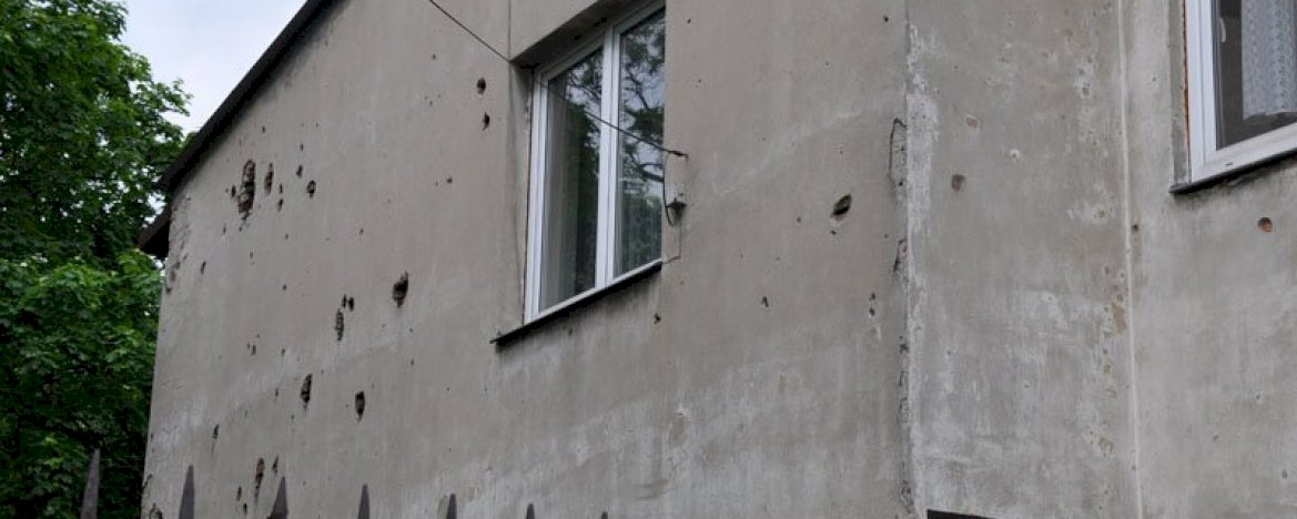 House with traces of shelling during the struggle for Jabłonna in 1944 in Jabłonna in Buchnik