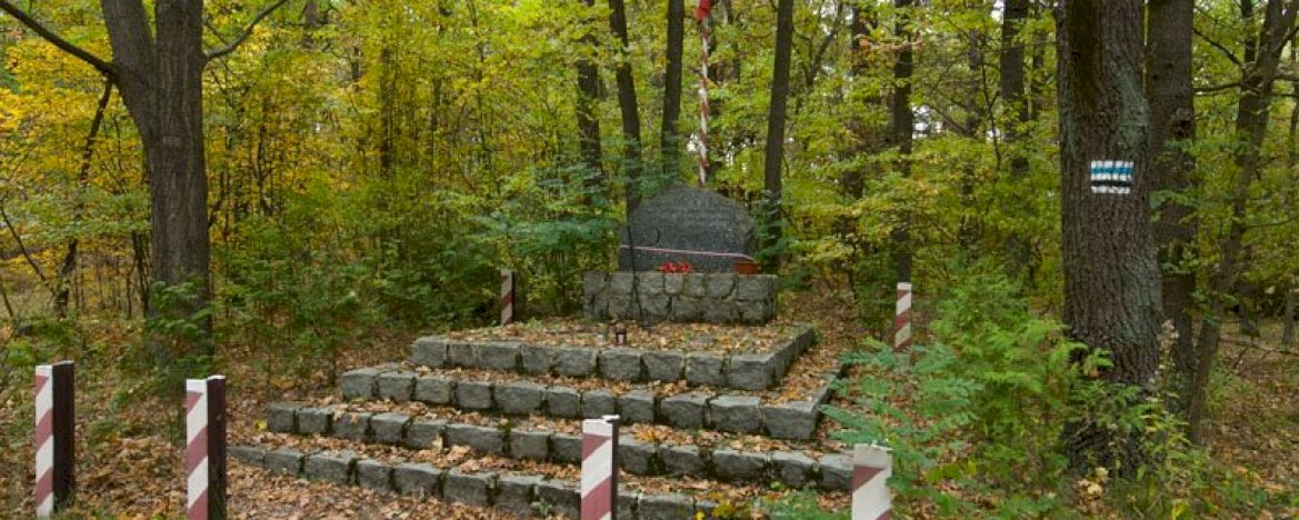 6. Obelisk upamiętniający pomordowanych w latach 1939–1945 w Chotomowie przy ul. Modlińskiej