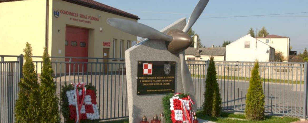 25. Pomnik poległej załogi polskiego bombowca PZL P.37B "Łoś" w Wólce Radzymińskiej przy skrzyżowaniu ul. Szkolnej i Topolowej