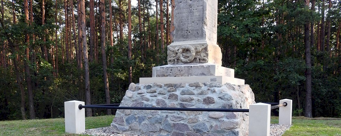 27. Pomnik poległych strzelców kaniowskich w Zamostkach Wólczyńskich