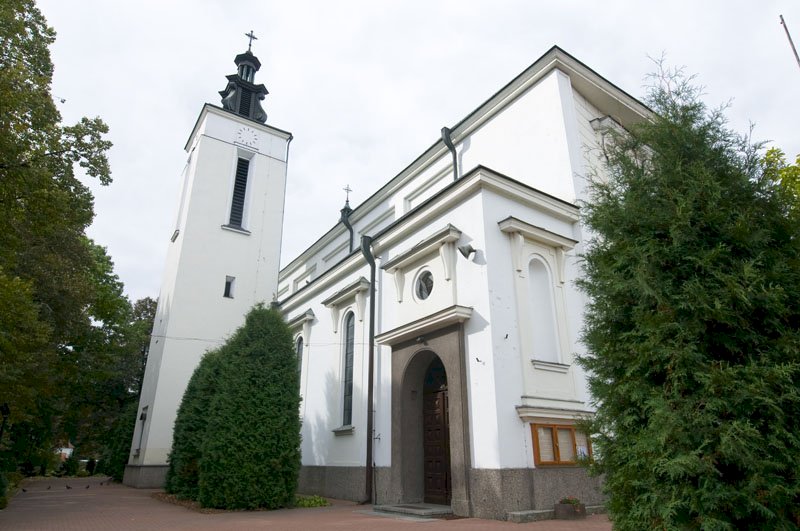 10. Kościół parafii pw. Matki Bożej Królowej Polski w Jabłonnie przy ul. Modlińskiej 105