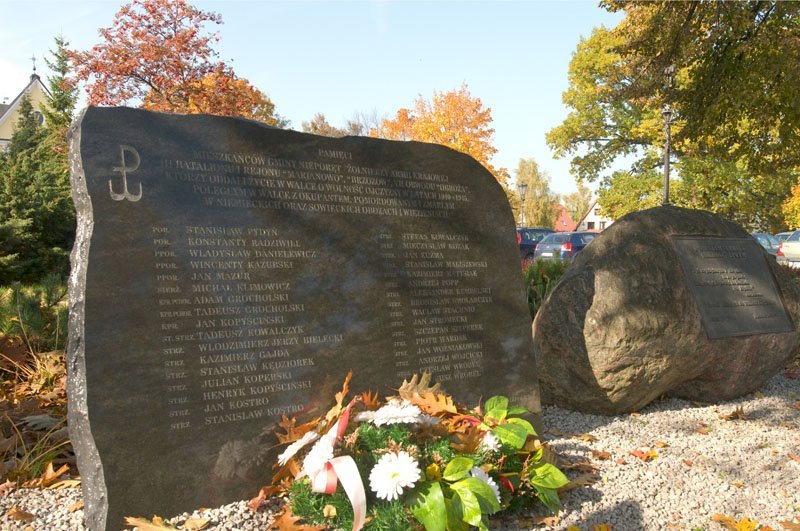 28. Pamiątkowa tablica żołnierzy AK na Placu Wolności w Nieporęcie