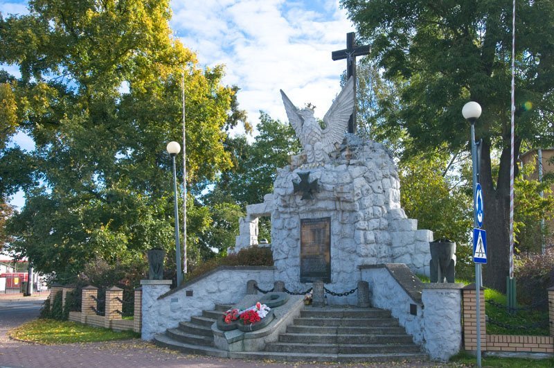 4. Pomnik Bohaterów Walk o Niepodległość Polski 1939–1945 na Placu J. Piłsudskiego w Chotomowie