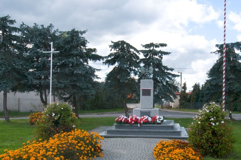 8. Pomnik Odzyskania Niepodległości w Olszewnicy Starej