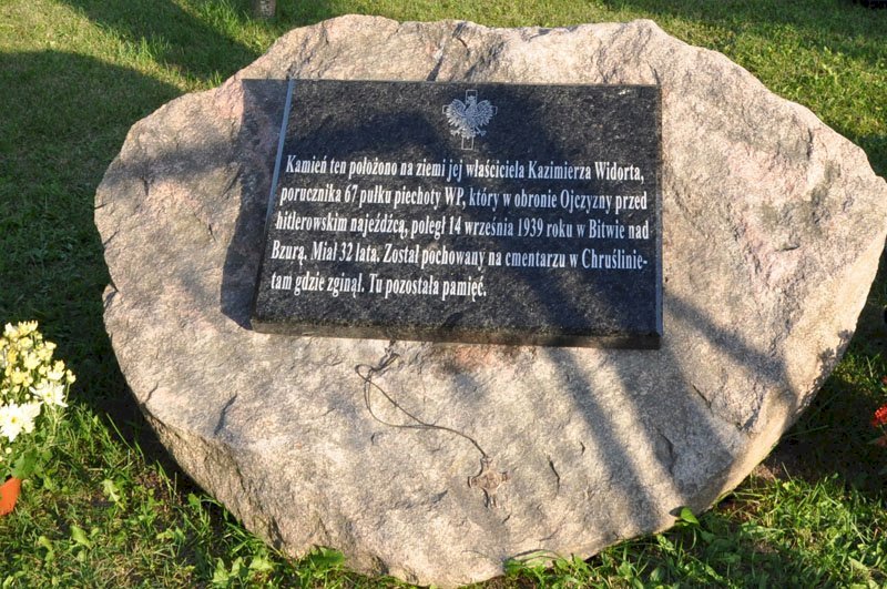 19. Plaque commemorating first lieutenant of the Polish Army Kazimierz Widort in Michałów-Reginów surroundings of Główna Str. and Osiedlowa Str.