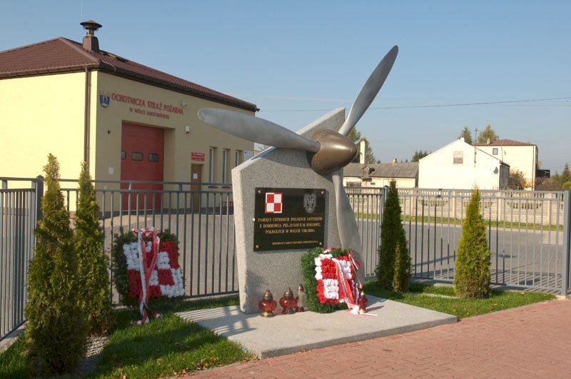 25. Pomnik poległej załogi polskiego bombowca PZL P.37B "Łoś" w Wólce Radzymińskiej przy skrzyżowaniu ul. Szkolnej i Topolowej