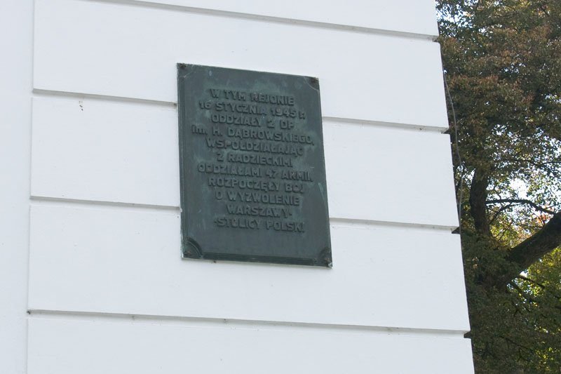 9. Tablica upamiętniająca rozpoczęcie walk o Warszawę w styczniu 1945 roku. Pałac PAN w Jabłonnie