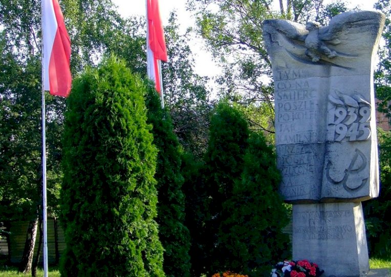 A War Memorial to the Polish Army fallen soldiers and the residents of Jabłonna - Modlińska Str.