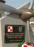 25. Pomnik poległej załogi polskiego bombowca PZL P.37B "Łoś" w Wólce Radzymińskiej przy skrzyżowaniu ul. Szkolnej i Topolowej - #2