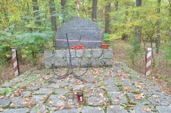 6. Obelisk upamiętniający pomordowanych w latach 1939–1945 w Chotomowie przy ul. Modlińskiej - #2